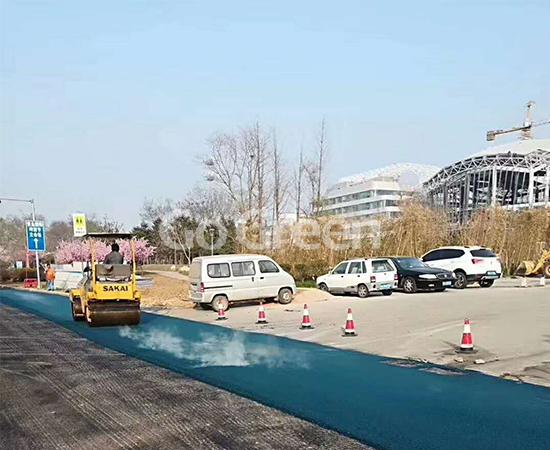 Asfalto sorprendentemente azul en la calle de la ciudad de Qingdao