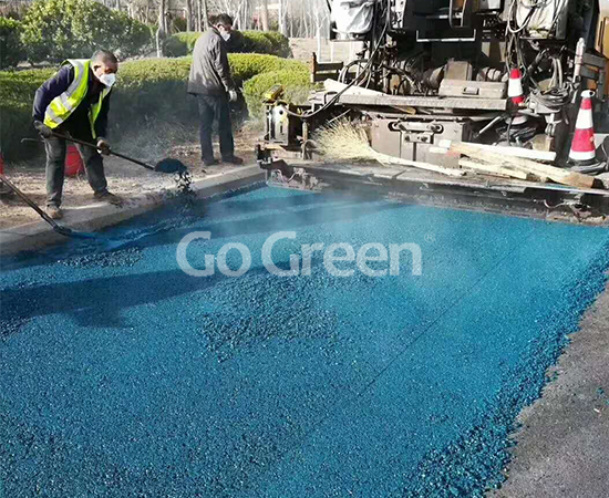 Asfalto sorprendentemente azul en la calle de la ciudad de Qingdao