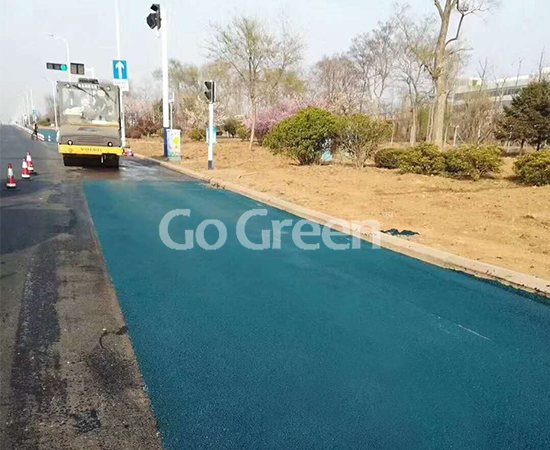 Asfalto sorprendentemente azul en la calle de la ciudad de Qingdao