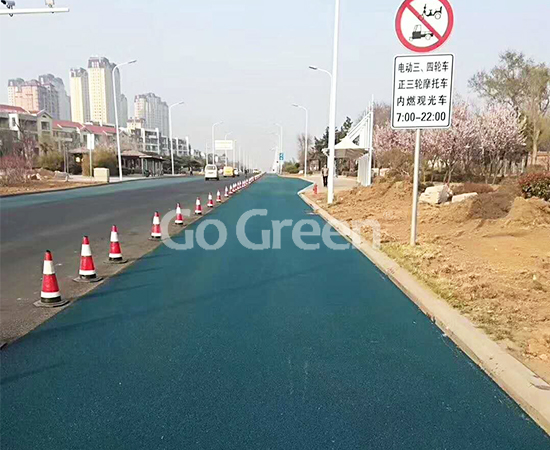 Asfalto sorprendentemente azul en la calle de la ciudad de Qingdao