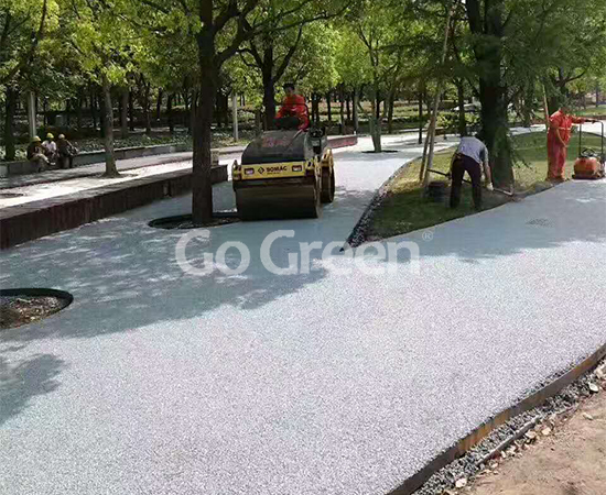 El pavimento de asfalto poroso de color contribuye en gran medida a la ciudad de la esponja