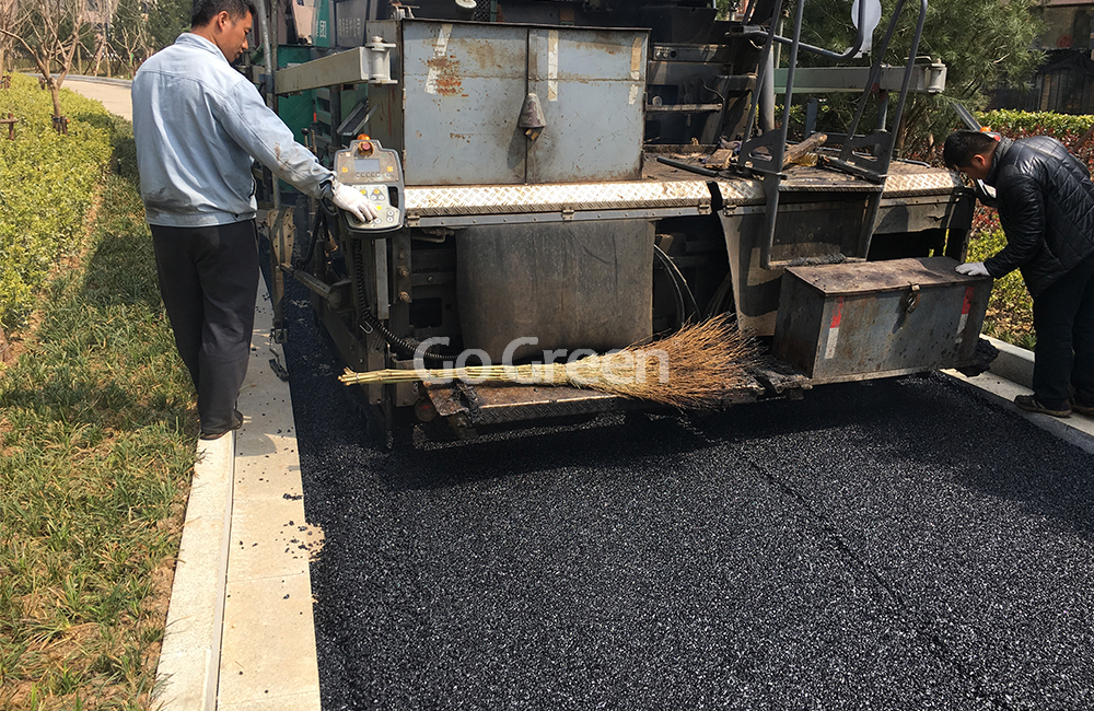 Asfalto poroso negro aplicado en carreteras residenciales