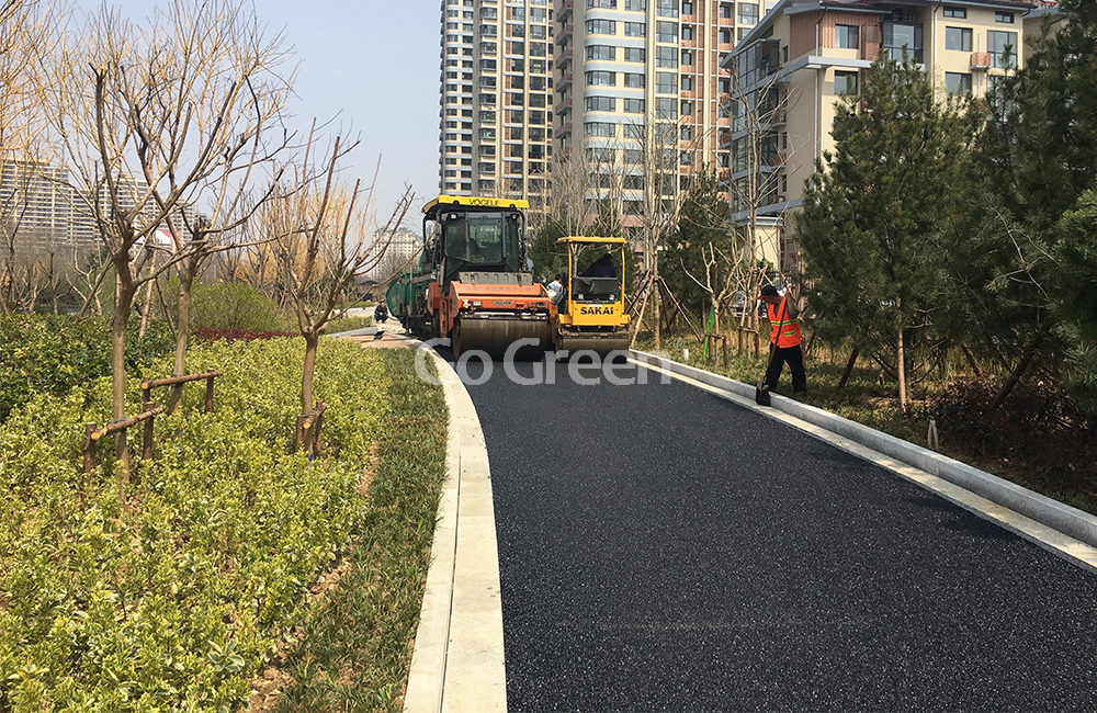 Asfalto poroso negro aplicado en carreteras residenciales