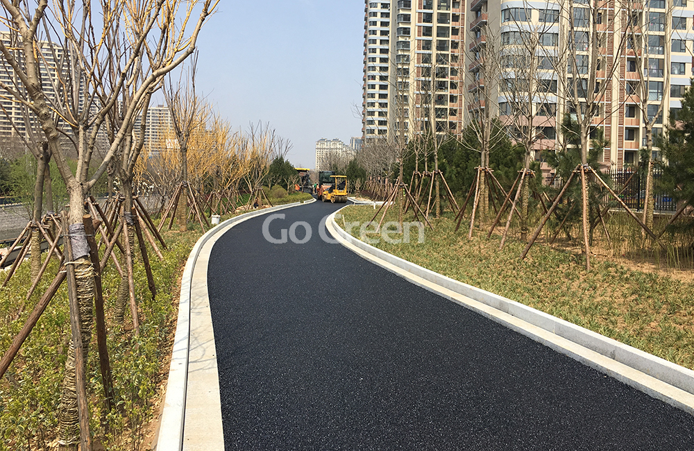 Asfalto poroso negro aplicado en carreteras residenciales