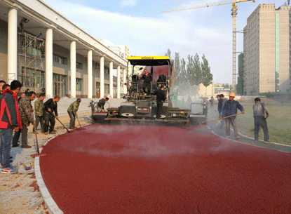 Pavimenta el asfalto de color sobre concreto