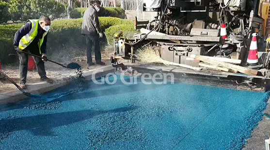 Asfalto sorprendentemente azul en la calle de la ciudad de Qingdao